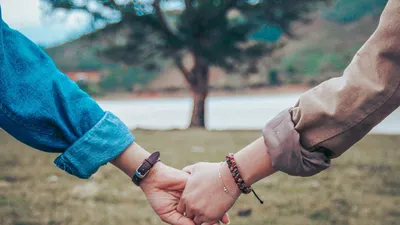 Lantas, apa saja sih tanda pria yang mencintai kamu selamanya melalui hal sederhana berdasarkan psikologi cinta