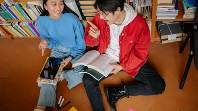 Lebih dari sekedar berfungsi sebagai jembatan gagasan dan konstruksi berpikir, gaya bicara juga mencerminkan kepribadian dari pembicara.