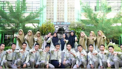 Salah satu Kampus berbasis Islam ternama yang terletak di Bandung yaitu UIN Sunan Gunung Djati atau biasa disebut UIN Bandung.