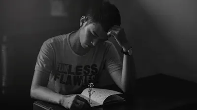 Mati rasa secara emosional merupakan kondisi saat seseorang tidak bisa merasakan, mengekspresikan, atau mengenali perasaannya sendiri.