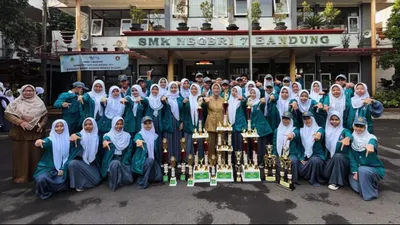 Membahas tentang SMK ini rasanya tak lengkap jika tidak mengetahui daftar SMK terbaik yang ada di Indonesia khususnya Jawa Barat.