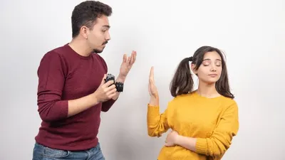 Perempuan yang mengalami daddy issues ini akan menunjukkan tanda-tanda tersendiri. Lantas, apa saja sih tanda perempuan yang mengalami ini?