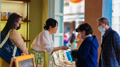 Menurut pengalaman beberapa pelaku usaha ritel lokal, bisnis ritel justru memiliki keunggulan tersendiri dalam skala yang lebih kecil.