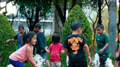 Meskipun berada di tengah kota, di Jakarta Barat ternyata ada taman yang ramah dengan anak dan bisa jadi referensi menghabiskan liburan.