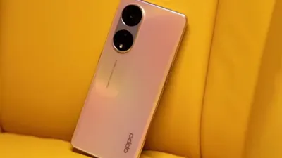 Oppo Reno 8T 5G yang dirilis pada Maret 2023 ini memiliki layar Amoled berukuran 6,7 inci dengan refresh rate 120Hz.