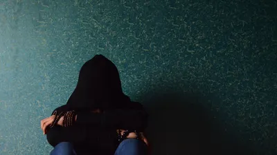 Orang jahat bisa saja hadir di kehidupan dengan berperan sebagai saudara satu keluarga, sahabat, rekan kerja, atau bahkan pasangan hidup.