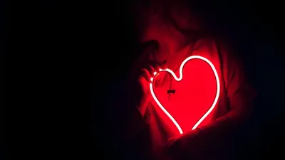 Orang yang introvert saat jatuh cinta berbeda dengan orang berkepribadian ekstrovert. Orang introvert dikenal pendiam.
