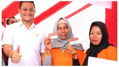 JUMAT BERKAH! Ada 3 Bantuan Sosial Tambahan yang Cair Hari Ini, KPM Segera Cek Kartu KKS Mandiri dan BSI