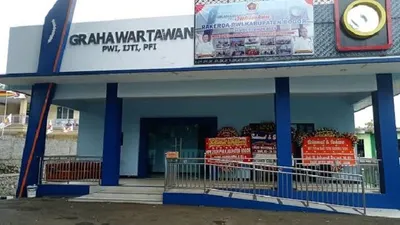 Para terduga pelaku pengeroyokan itu berjumlah lebih dari satu orang. Seusai melakukan pengeroyokan para terduga pelaku kabur.