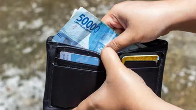 Penetapan UMR bertujuan untuk memastikan bahwa pekerja mendapatkan upah yang layak sesuai dengan kebutuhan hidup di daerah tersebut.