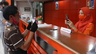 Bukan PKH atau BPNT! 2 Bansos Tahap 4 Cair Surat Undangan PT Pos Dibagikan, Pemilik ATM Mandiri dan BSI Cek Rekening Sekarang