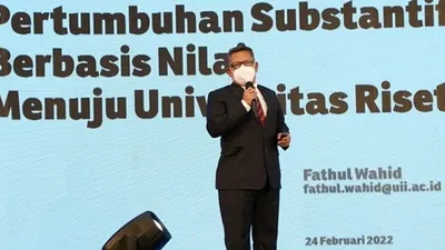 Rektor Universitas Islam Indonesia (UII), Fathul Wahid, mengambil langkah berani dengan menggaungkan desakralisasi gelar profesor.