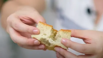 Resep Banana Ogura ini tidak menggunakan pengembang, sehingga menghasilkan tekstur kue yang super lembut dan legit.