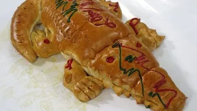 Roti buaya menyimbolkan sikap setia dan bertanggung jawab.  