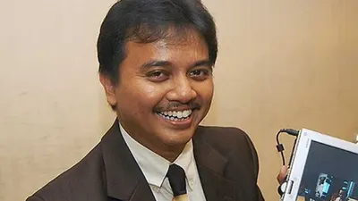 Pakar Telematika, Roy Suryo mencoba menelaah dan memberikan solusi cermat untuk mengungkap pemilik akun Fufufafa.