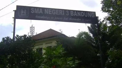 Lantas, apa saja sih SMA dan SMk terbaik yang ada di kota Bandung berdasarkan rata-rata IIUN tertinggi dan konsisten selama 6 tahun?