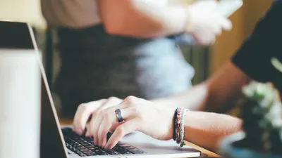 Salah satu cara membuat laptop lebih responsif berikutnya adalah dengan menonaktifkan aplikasi startup yang tidak diperlukan.