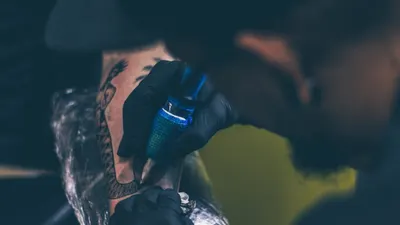 Salah satu jenis tato yang populer adalah tato nama, yang memuat nama orang-orang terkasih, seperti pasangan, anak, atau anggota keluarga.
