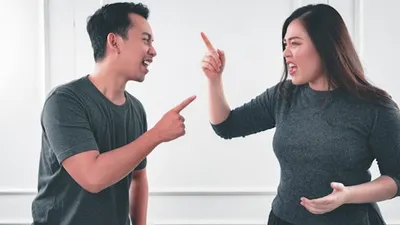 Illustrasi. 7 Ciri Bahasa Tubuh Orang yang Manis di Depan Tapi Selalu Ghibah di Belakang