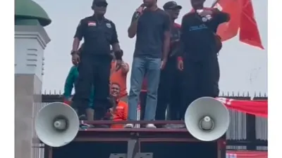 Aktor Reza Rahadian Ikut Demo 'Kawal Putusan MK' di Depan Gedung DPR RI