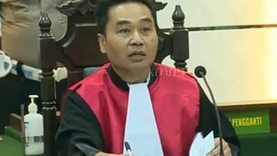 Eman Sulaeman yang merupakan seorang hakim tunggal dalam sidang praperadilan Pegi menyatakan bahwa sidang harus ditunda.