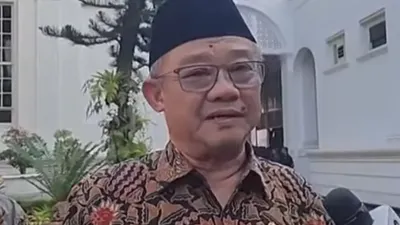 Mendikdasmen Abdul Mu&rsquo;ti mengatakan dalam rangka meningkatkan kesejahteraan guru SD dan SMP, akan menaikan gaji untuk para guru.