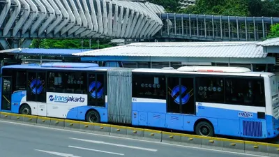 Sebagai informasi, Transjakarta resmi diluncurkan sebagai moda transportasi umum di wilayah Provinsi DKI Jakarta sejak tahun 2004.