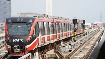 Selain tepat waktu, moda transportasi LRT bisa menjadi alternatif angkutan massal dari kawasan pinggiran Jakarta menuju pusat kota.