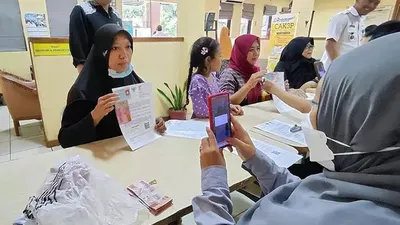 Seperti yang telah diketahui, penyaluran bansos dilakukan melalui dua cara yakni PT Pos Indonesia dan Kartu Keluarga Sejahtera atau KKS.