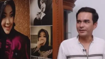 3 Tahun Ditinggalkan, Teddy Syach Ternyata Masih Pajang Foto Rina Gunawan Atas Izin Istri Barunya