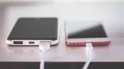 Tidak sedikit pengguna HP yang mengeluh dengan kondisi baterainya yang mungkin cepat habis, cepat panas, atau bahkan kembung.