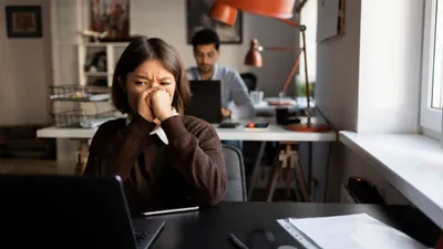 Ilustrasi mood swing atau perubahan suasana hati yang tiba-tiba.