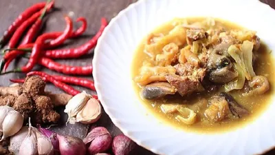 Tongseng adalah merupakan hidangan berkuah yang berasal dari Jawa Tengah yang berisi irisan daging, kol, cabai rawit, dan tomat.