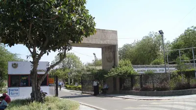 Universitas Terbuka Nasional Indira Gandhi | Universitas dengan fasilitas lebih besar, seperti ruang kelas, perpustakaan, dan asrama, dapat menampung lebih banyak mahasiswa.