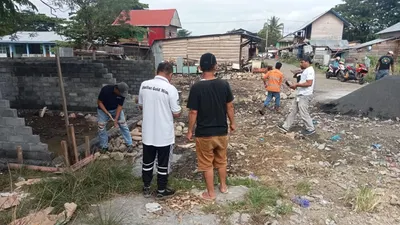 Tim KS-UR PT NHM Bersihkan Sampah dan Buat Penampungan Sampah di Pasar Malifut