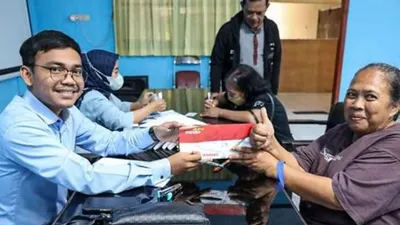 Seperti yang diketahui, bantuan PKH dan BPNT yang dicairkan untuk alokasi tiga bulan biasanya disalurkan oleh Pos Indonesia.