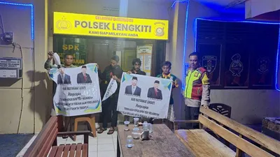 Baliho Bergambar Calon Bupati OKU Teddy Meilwansyah Dirusak Oknum Suruhan