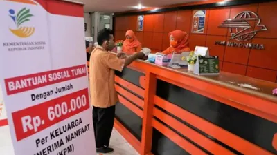 Ilustrasi Pencairan Bansos di PT Pos Indonesia