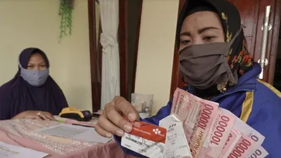 Pemerintah mencairkan bansos reguler dan tambahan alokasi bulan Juni bukan hanya berbentuk uang tunai dan non tunai tetapi juga barang.
