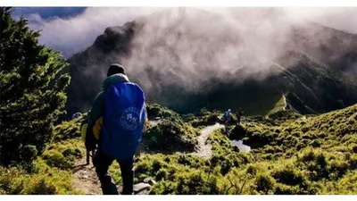 Ilustrasi pendaki gunung menentukan jurusan kuliah yang cocok untuk pecinta alam