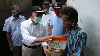 Khususnya bagi KPM yang tidak terdaftar di Data Terpadu Kesejahteraan Sosial (DTKS), pemerintah tetap menyalurkan bansos secara bertahap.
