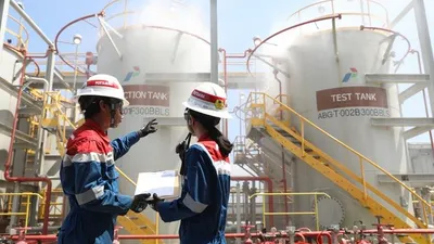 Sudah bukan rahasia lagi jika banyak orang yang bercita-cita untuk bisa berkarir di industri minyak dan gas (migas).