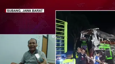 Sadira, sopir bus yang bertanggung jawab mengemudikan rombongan SMK Lingga Kencana.
