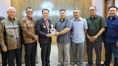 Penjabat (Pj) Gubernur Sumsel Agus Fatoni (kiri) bersama Direktur Jaringan dan Pengembangan Bisnis Ayo Media Network Roberto AM Purba saat melakukan kunjungan ke Kantor Ayo Media Network, Jalan Terusan Halimun, Kota Bandung, Selasa 21 Mei 2024.
