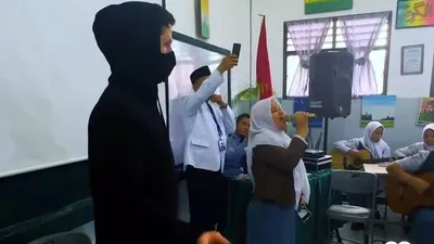 Alan Walker Kunjungi Guru Musik SMA Al Azhar di Medan