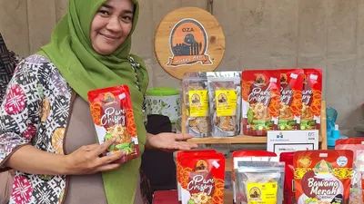 Nasabah binaan PNM Mekaar Yulianti memiliki cerita menarik dalam menjalankan bisnis cemilan unik.