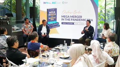 Jakarta, 11 Juli 2024. Direktur Utama BSI Hery Gunardi memaparkan materi dalam acara  Diskusi Buku Mega Merger in The Pandemic Era, (11/7). Mega merger memiliki peran penting dalam kemajuan ekonomi syariah nasional. BSI menjadi role model keberhasilan merger pertama bank syariah di Indonesia.