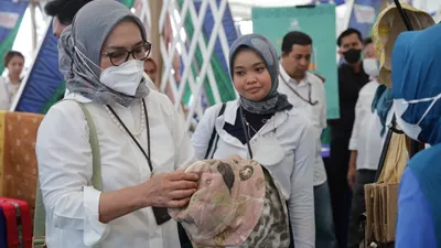 Warga kampung Sabbeta yang juga merupakan nasabah Mekaar Unit Lalabata menjadi inisiator terbentuknya Ecoprint Kampung Sabbeta.