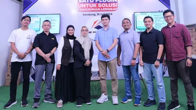 (kiri-kanan) Sandi Yanuariawan (Business Communication Senior Analyst), Iyus Rustandi (Kepala Cabang JNE Bandung), Kurnia Hayati (Marcom &amp; Partnership Regional Jabar), Murah Lestari (Head of Regional Jawa Barat), Armand Prasetya (Head of IT Boleh Dicoba Digital), Mayland H. Prasetyo (Bussiness Devel