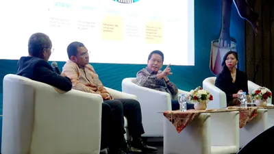 Direktur PT Bank Syariah Indonesia Tbk (BSI) Hery Gunardi (tengah), Deputi Bidang Sumber Daya Manusia, Teknologi dan Informasi Kementerian BUMN Tedi Bharata (kiri) dan beberapa narasumber  dalam acara Diskusi buku berjudul &quot;Elephant Learns Flamenco: BUMN Menuju Indonesia Emas 2045&quot; di Jakarta, Rabu 